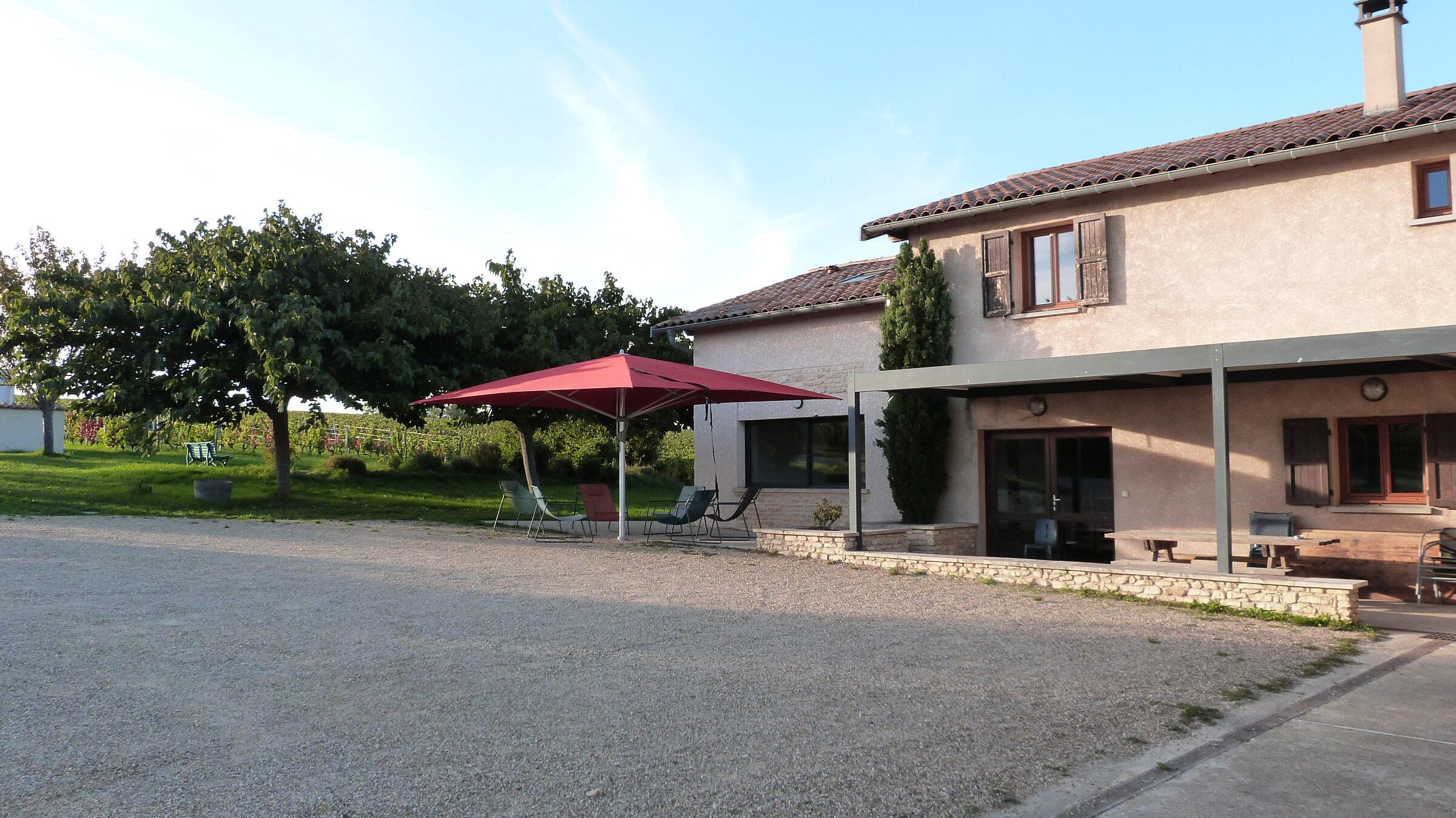 Terrasse extérieure du gîte du Domaine Berger des Vignes