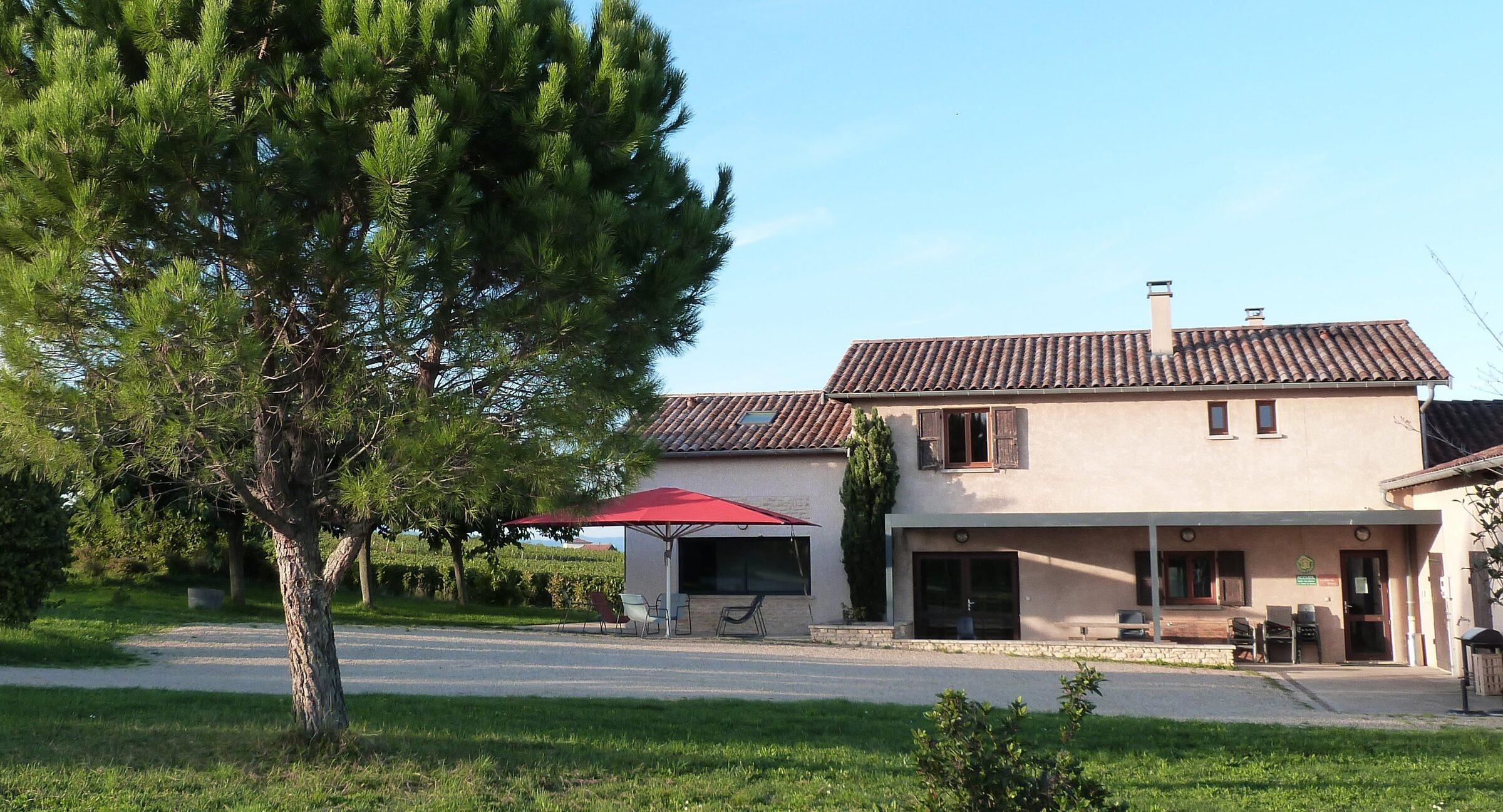 Façade et terrasse du gîte de groupe à Pommiers