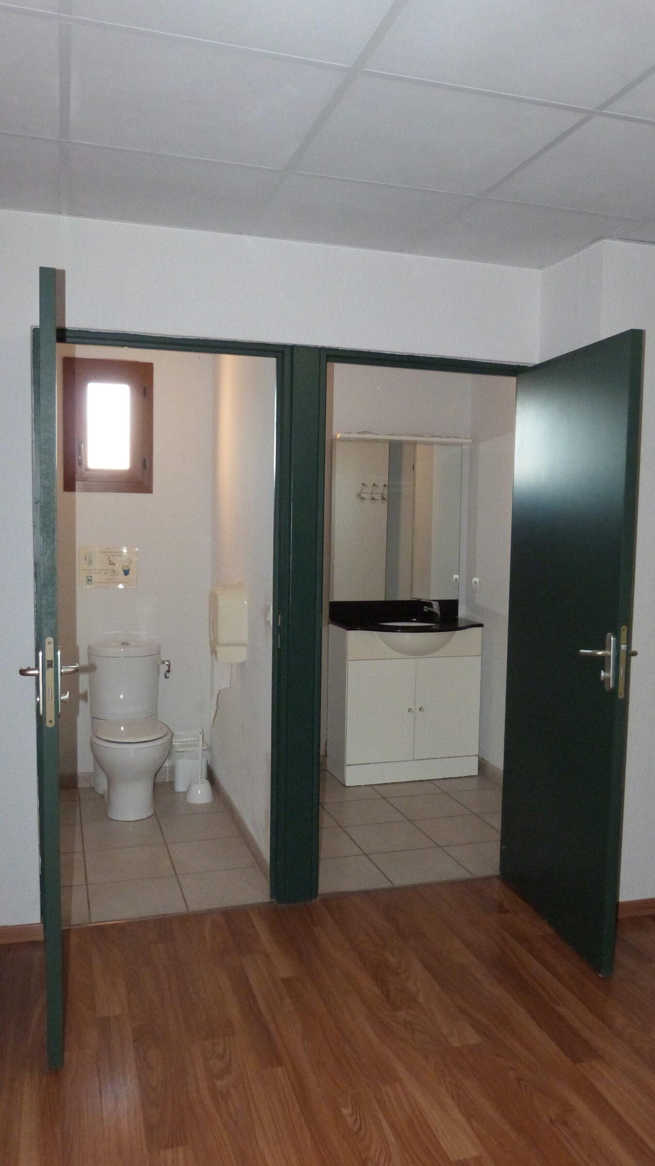 Salle de douche à l'étage